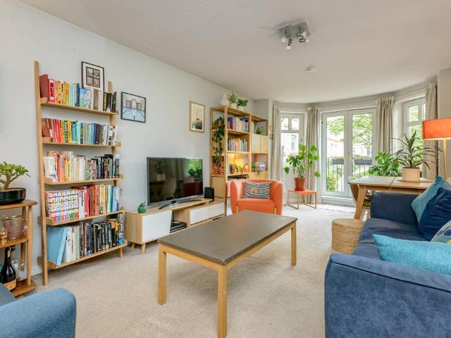 2 bedroom ground flat for sale