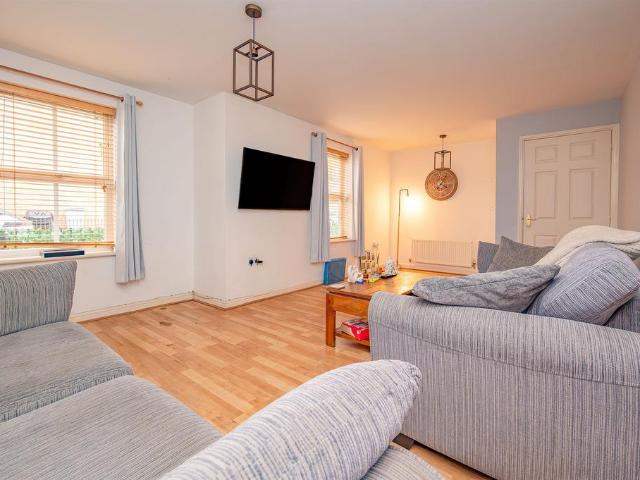 2 bedroom ground flat for sale