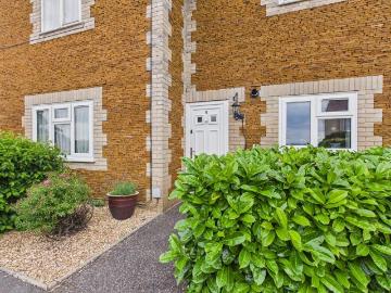 2 bedroom ground flat for sale