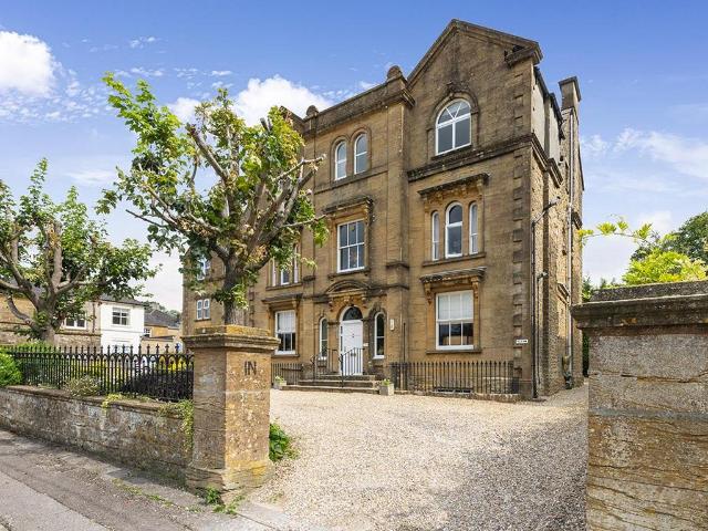 2 bedroom ground flat for sale