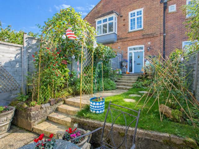 2 bedroom ground flat for sale