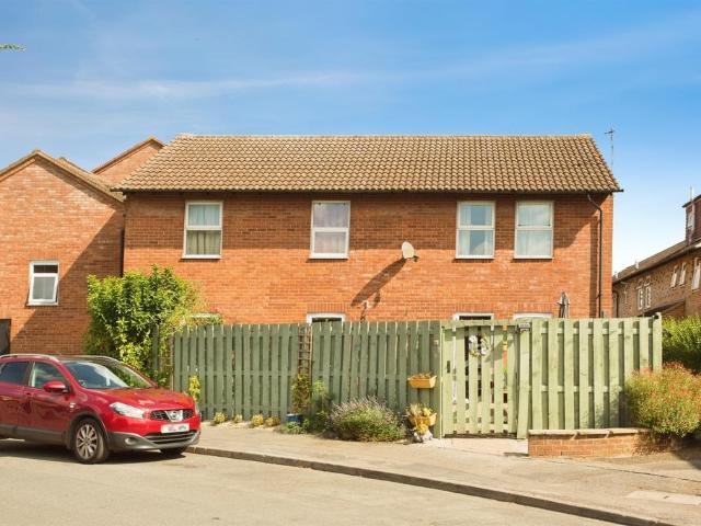 2 bedroom ground flat for sale