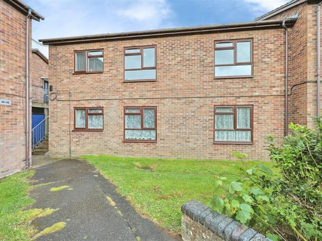 2 bedroom ground flat for sale