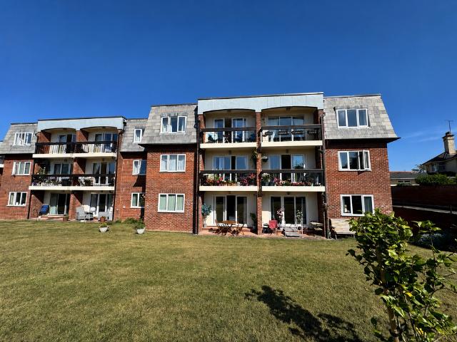 2 bedroom ground flat for sale