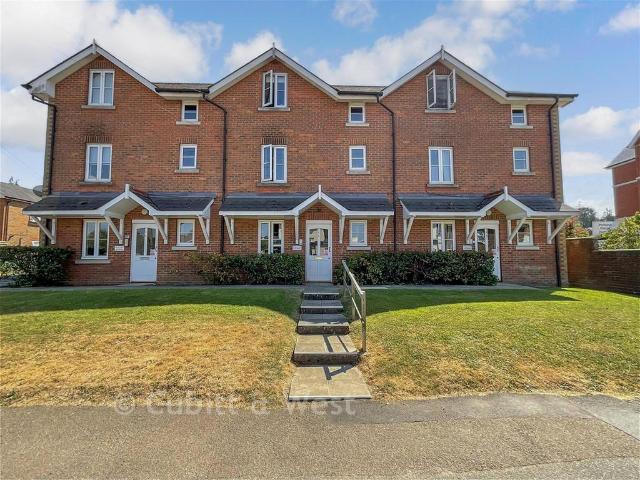 2 bedroom ground flat for sale