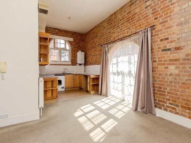 2 bedroom ground flat for sale