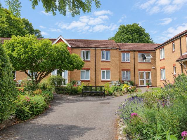 2 bedroom ground flat for sale