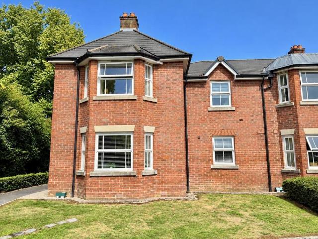 2 bedroom ground flat for sale