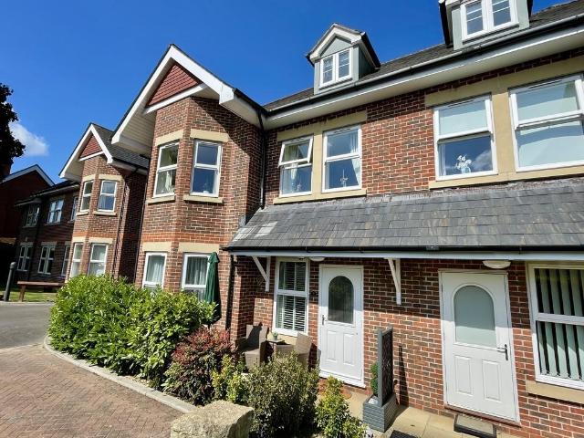 2 bedroom ground flat for sale