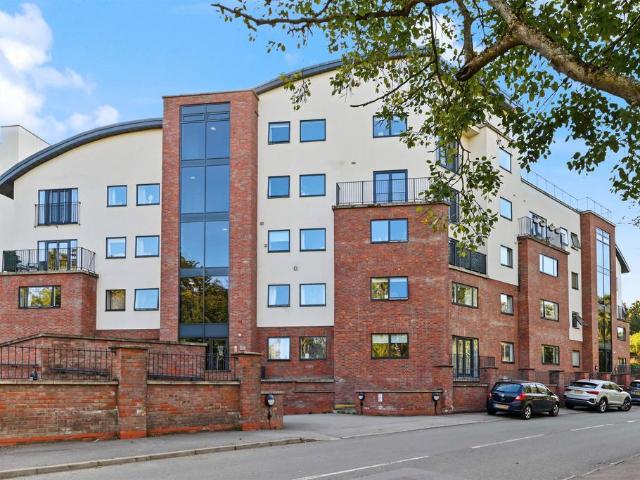 2 bedroom ground flat for sale