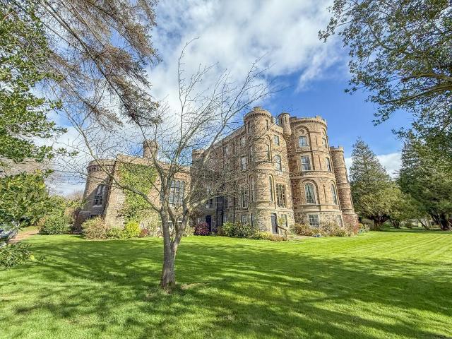 2 bedroom ground flat for sale