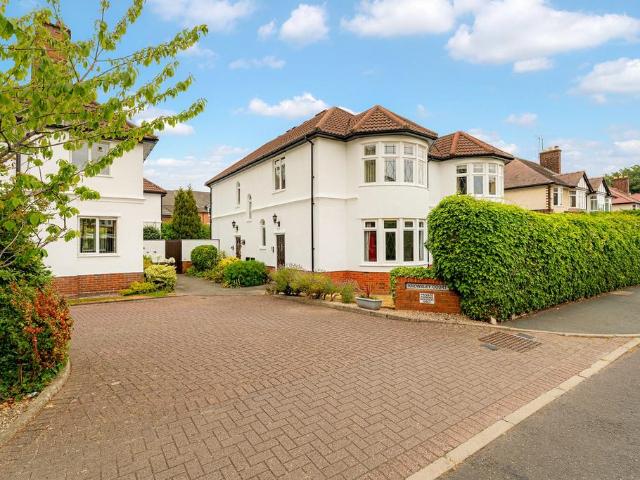 2 bedroom ground flat for sale