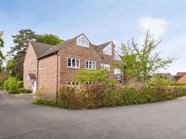 2 bedroom ground flat for sale