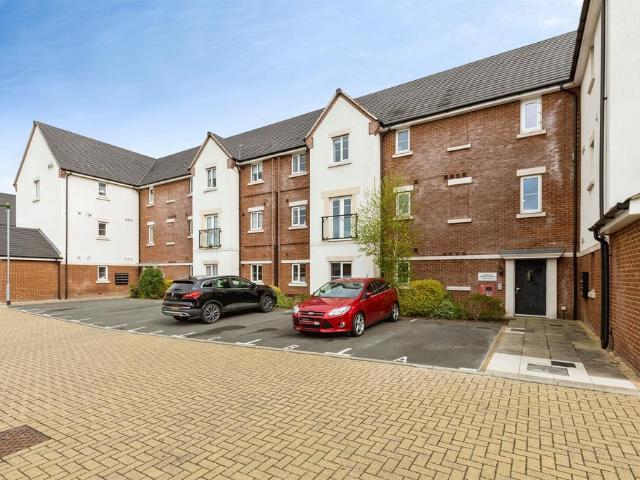 2 bedroom ground flat for sale