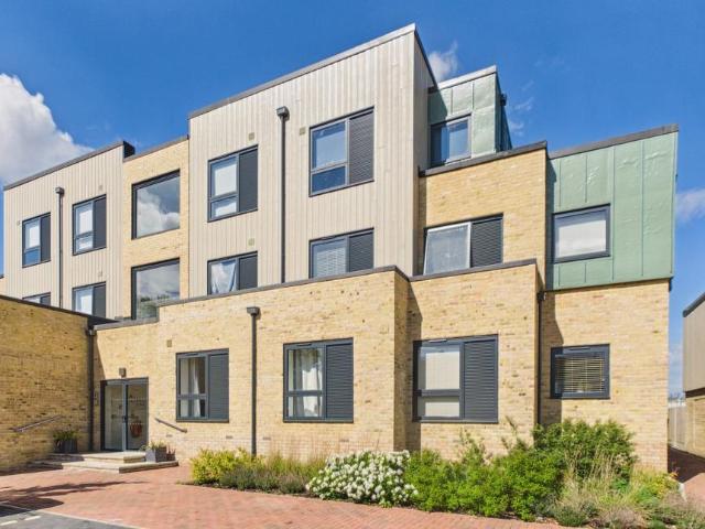 2 bedroom ground flat for sale