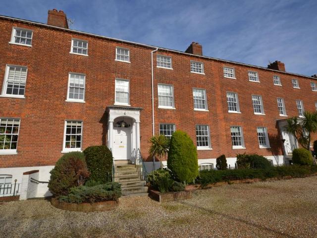 2 bedroom ground flat for sale
