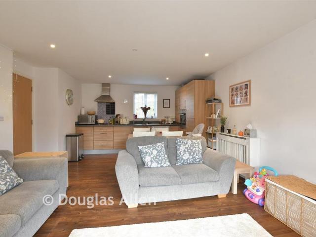 2 bedroom ground flat for sale