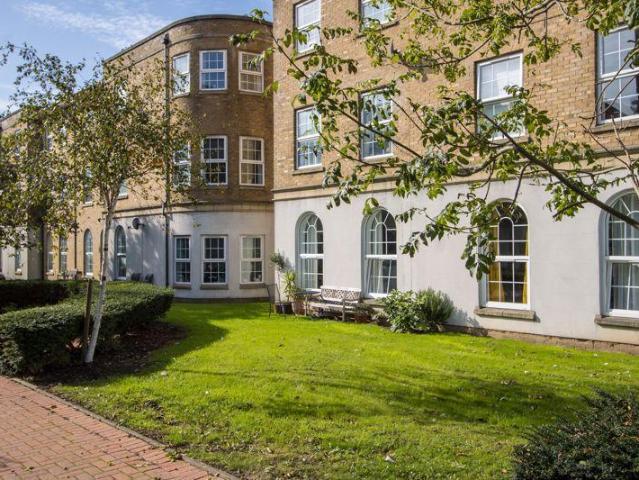 2 bedroom ground flat for sale