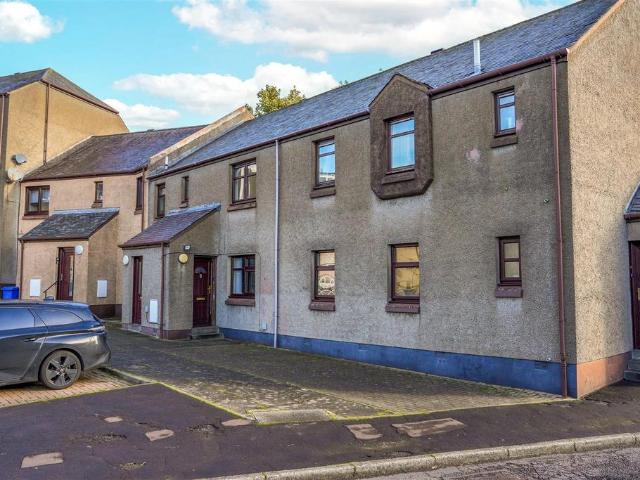 2 bedroom ground flat for sale