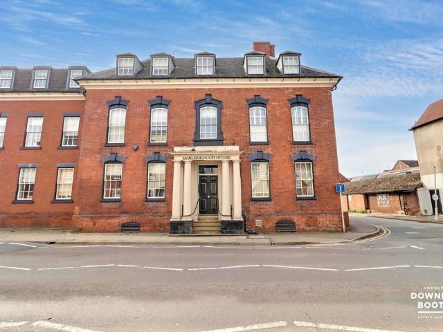 2 bedroom ground flat for sale