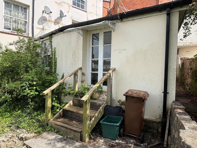 2 bedroom ground flat for sale
