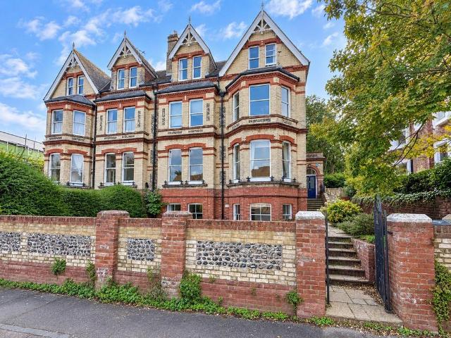 2 bedroom ground flat for sale