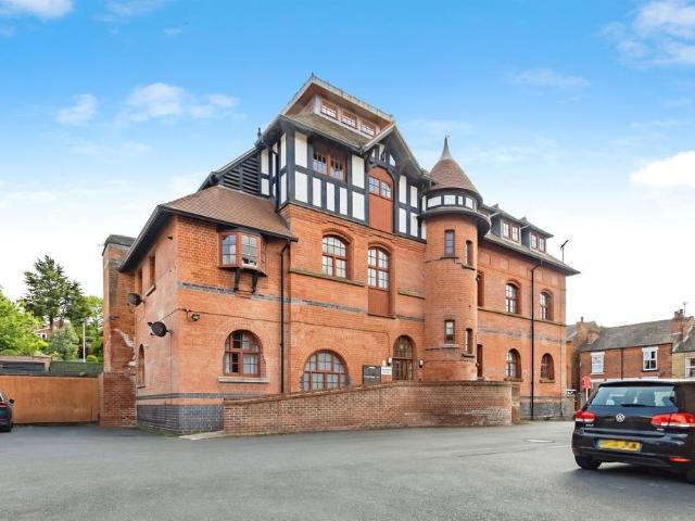 2 bedroom ground flat for sale