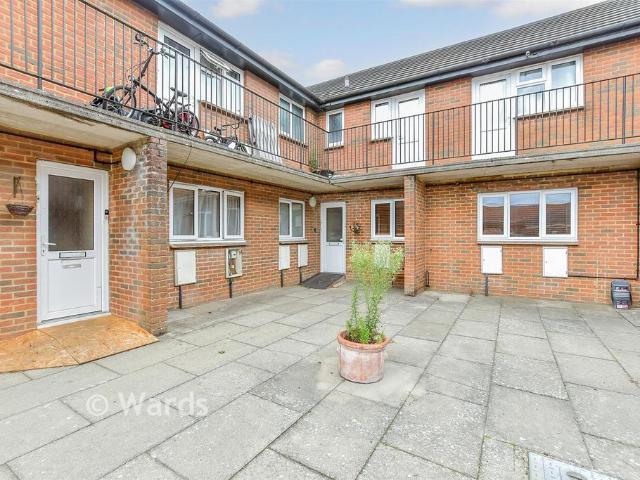 2 bedroom ground flat for sale