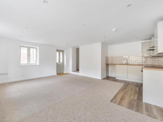2 bedroom ground flat for sale
