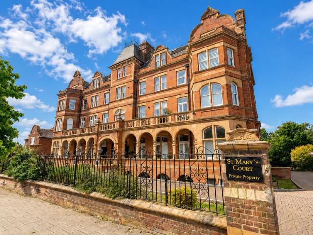 2 bedroom ground flat for sale