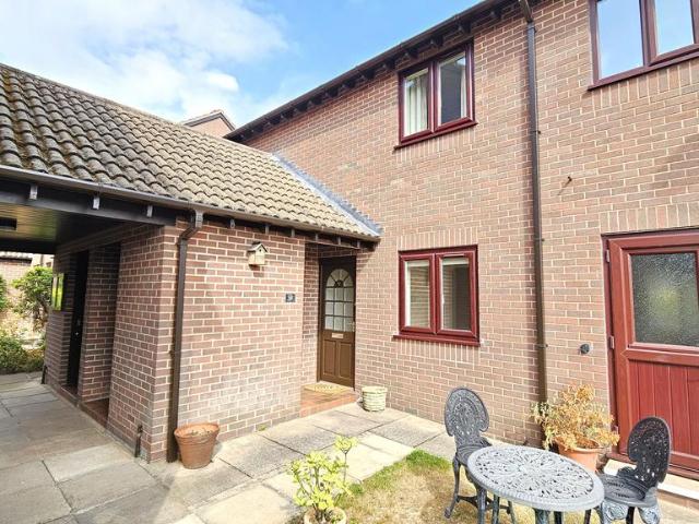 2 bedroom ground flat for sale