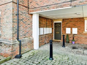 2 bedroom ground flat for sale