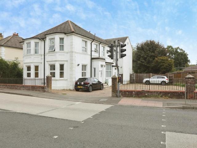 2 bedroom ground flat for sale