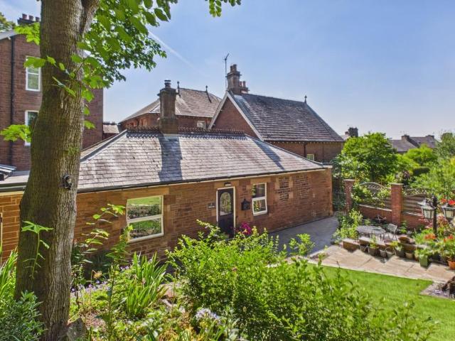 2 bedroom detached bungalow for sale