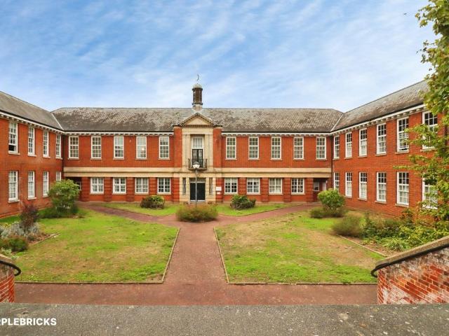 2 bedroom ground flat for sale