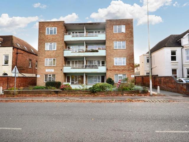 2 bedroom ground flat for sale