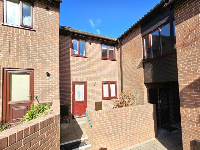 2 bedroom ground flat for sale