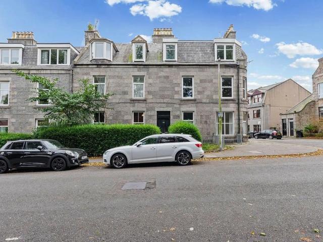 2 bedroom ground flat for sale