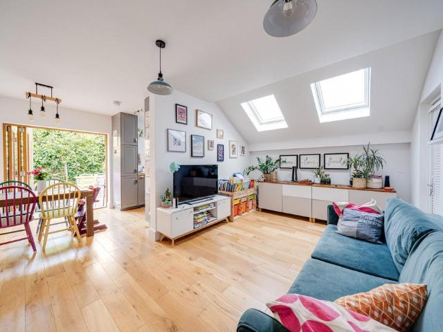 2 bedroom ground flat for sale