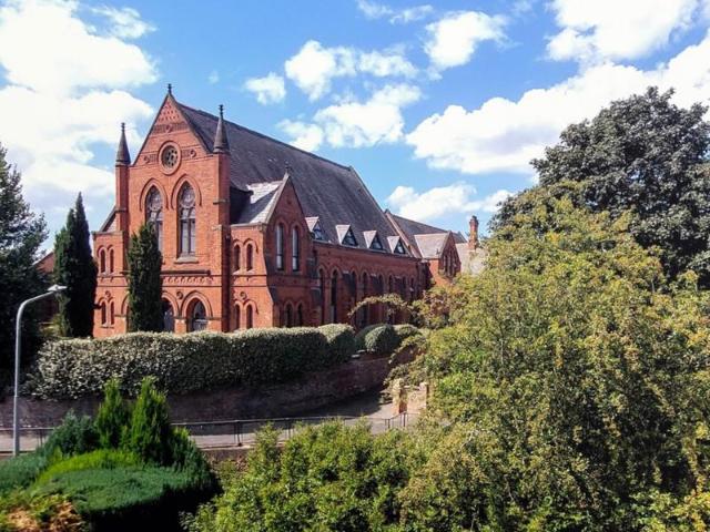 2 bedroom ground flat for sale