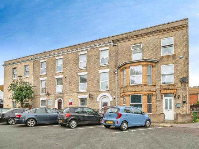 2 bedroom ground flat for sale
