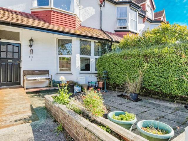 2 bedroom ground flat for sale
