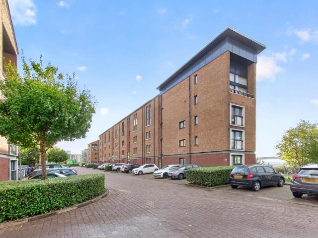 2 bedroom ground flat for sale
