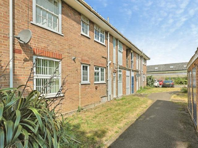 2 bedroom ground flat for sale