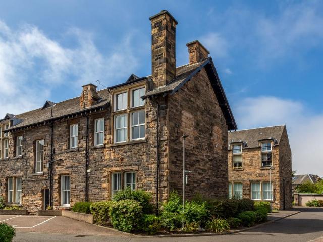 2 bedroom ground flat for sale
