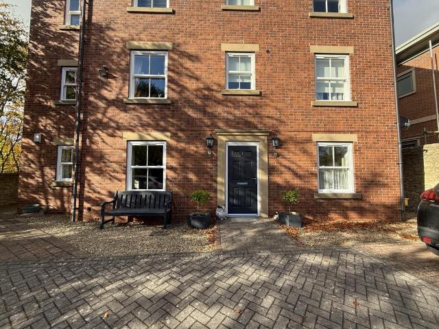 2 bedroom ground flat for sale