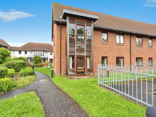2 bedroom ground flat for sale
