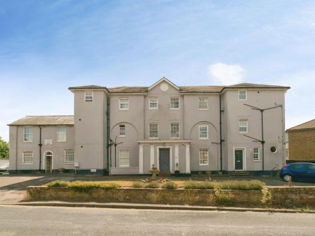 2 bedroom ground flat for sale