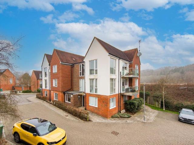 2 bedroom ground flat for sale