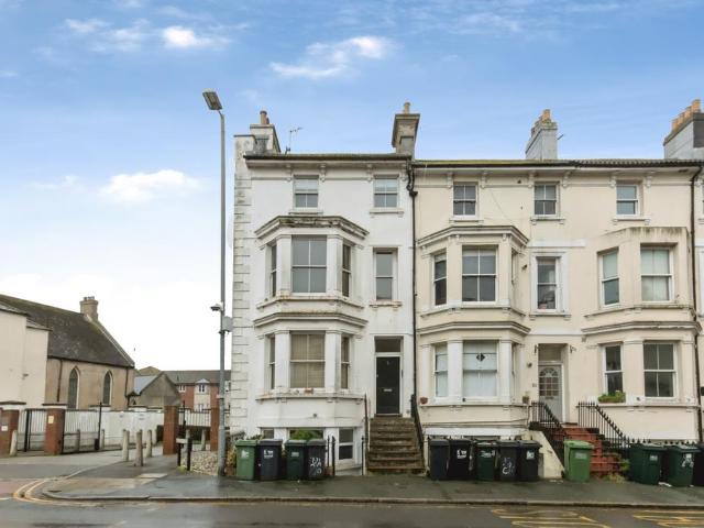 2 bedroom ground flat for sale